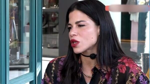 Η Δάφνη Καραβοκύρη μιλάει στην κάμερα