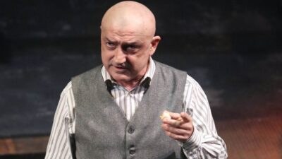 Ο Δημήτρης Ήμελλος στη σκηνή του θεάτρου