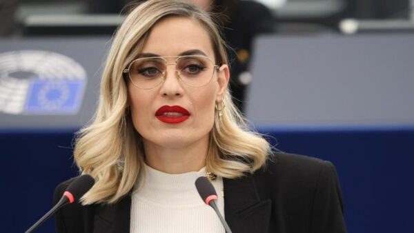 Ελεονώρα Μελέτη σε έντονη αντιπαράθεση για άτομα ΛΟΑΤΚΙ: «Η Ευρώπη δεν πρέπει να υποκύψει στη ρητορική μίσους»