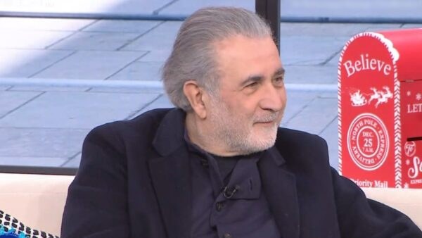 Ο Λάκης Λαζόπουλος σε καναπέ