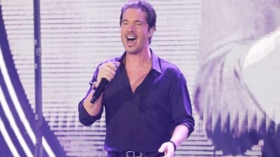 Ο Νίκος Οικονομόπουλος στη σκηνή