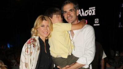 Η Σία Κοσιώνη και ο Κώστας Μπακογιάννης με τον γιο τους, Δήμο