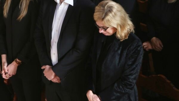 Η σύζυγος του Κώστα Χαρδαβέλλα στην κηδεία του