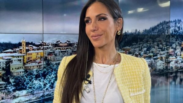 Η Ανθή Βούλγαρη με κίτρινο σακάκι