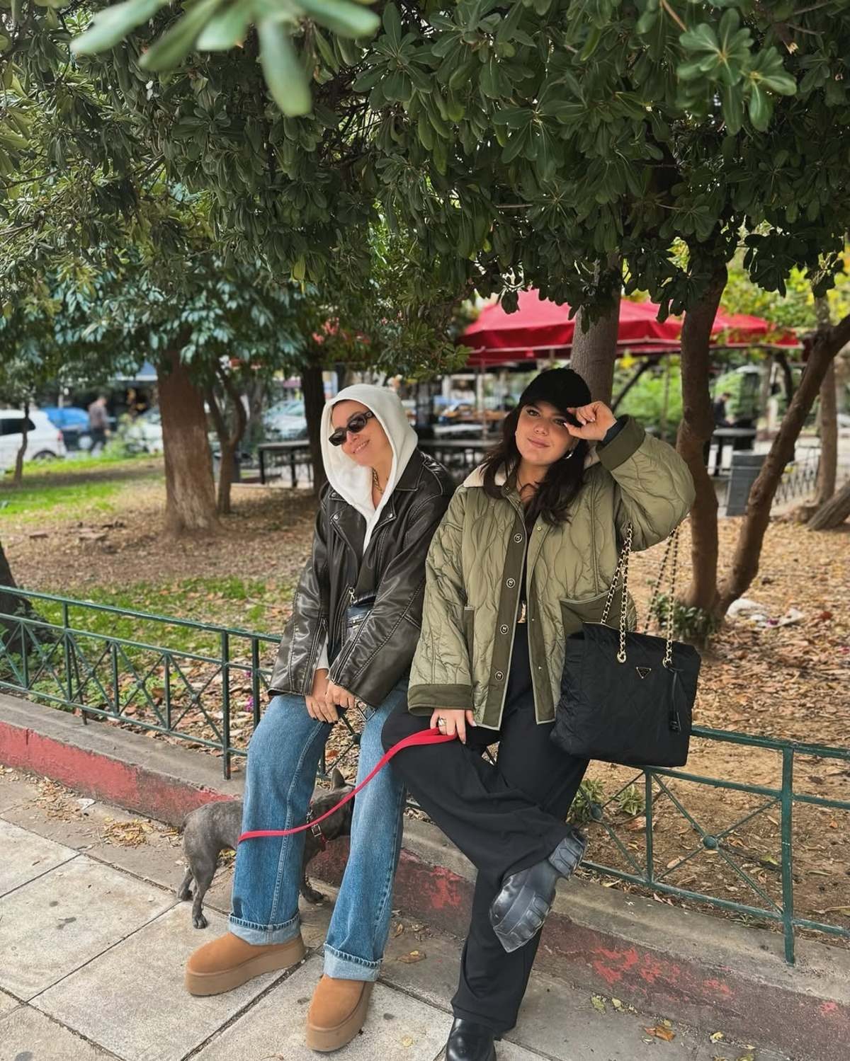 Η Δανάη Μπάρκα σε βόλτα με φίλη της