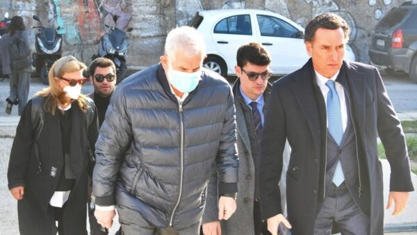 Ο Μιχάλης Δημητρακόπουλος και ο Πέτρος Φιλιππίδης έξω από το δικαστήριο