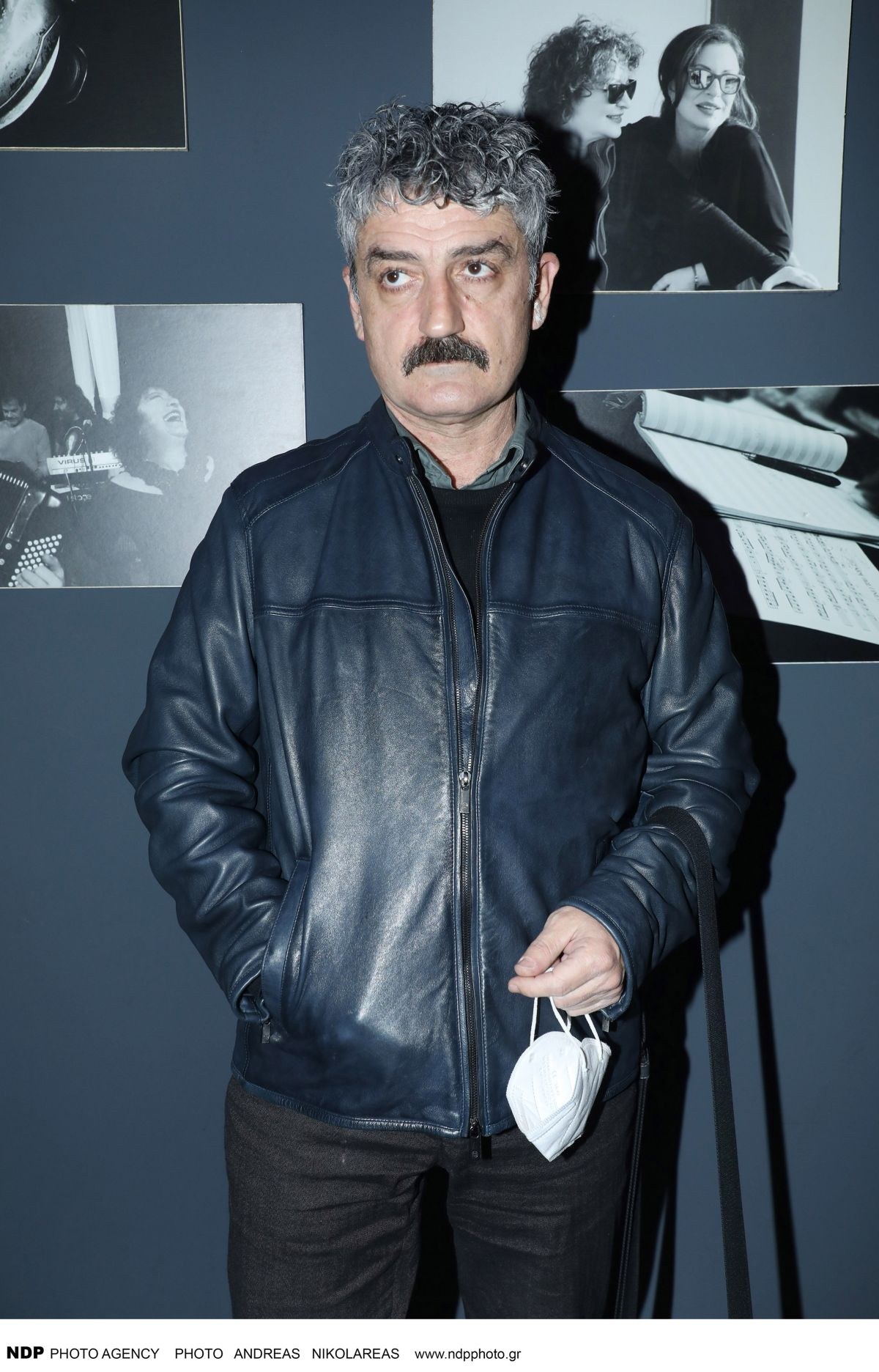 Ο Δημήτρης Ήμελλος που φοράει περούκα στα μαλλιά