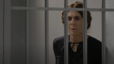 Η Δόμνα στη φυλακή στην σειρά Ηλέκτρα.