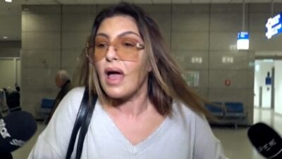 Η Έλενα Παπαρίζου στο αεροδρόμιο Ελευθέριος Βενιζέλος.
