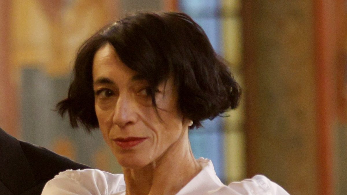 Η Έλενα Τοπαλίδου με πολύ κοντό καρέ και κόκκινο κραγιόν