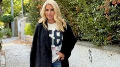 Η Ελένη Μενεγάκη με μαύρο παλτό και τζιν