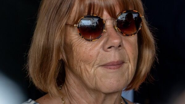 Η Gisèle Pelicot έξω από τα δικαστήρια.