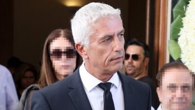 Ο Γιώργος Καλλιακμάνης στο Α' Νεκροταφείο Αθηνών.