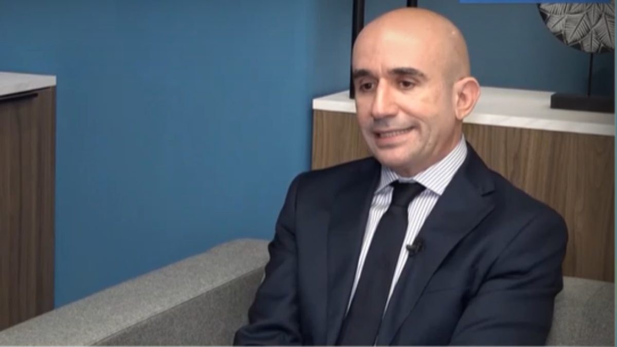 O Γρηγόρης Λέων στο γραφείο του