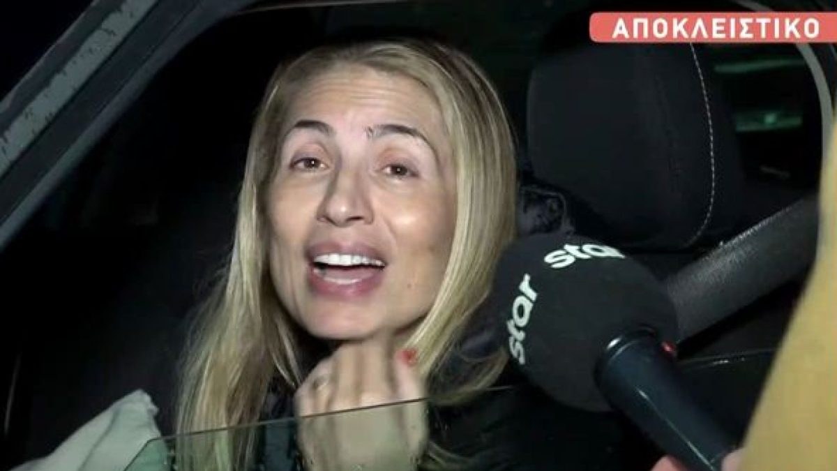 Η Μαρία Ηλιάκη στο αυτοκίνητό της