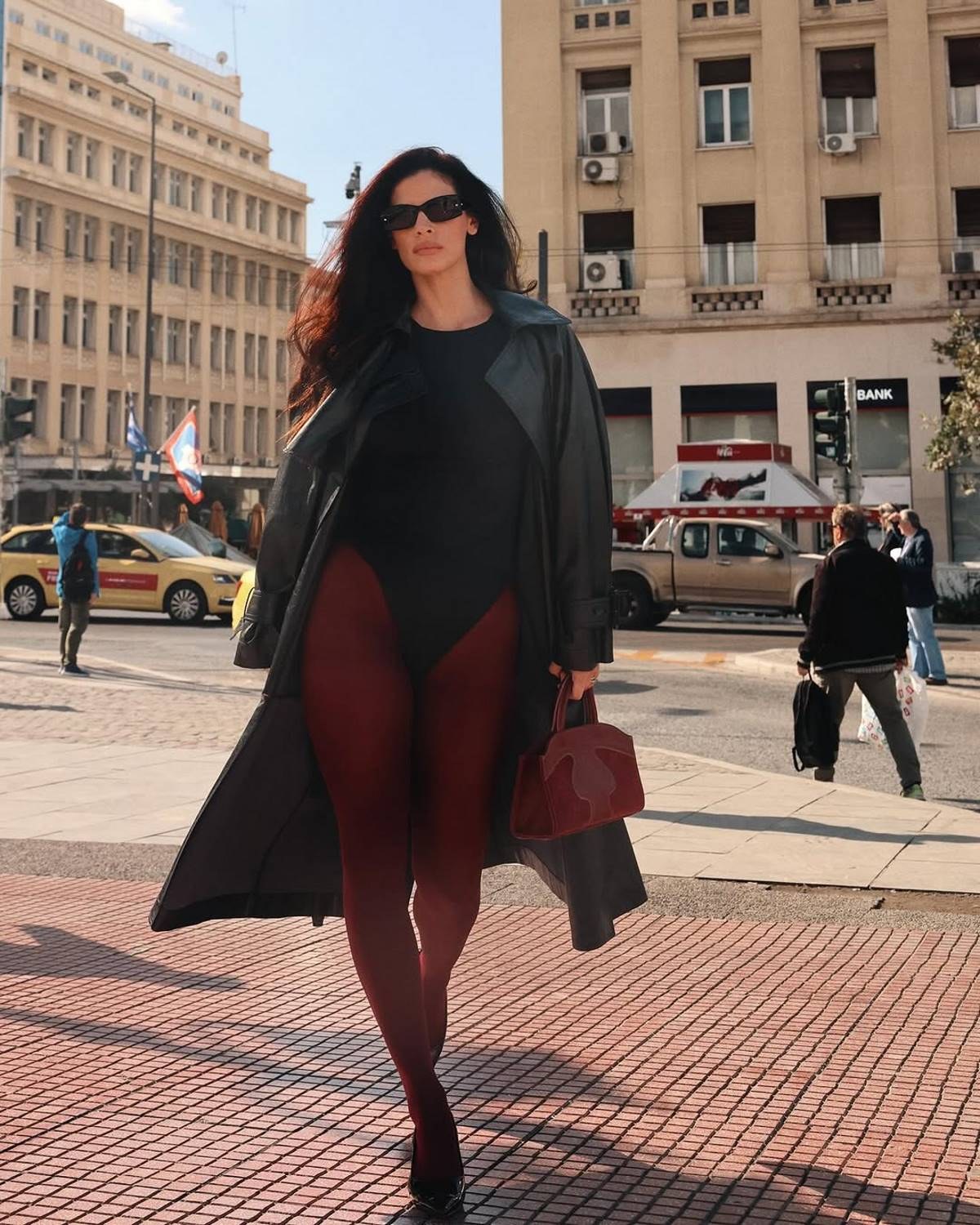 Η Χριστίνα Μπόμπα με μπορντό καλσόν στην Αθήνα