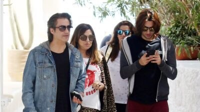 Η Καίτη Γαρμπή με τον σύζυγο και τον γιο τους σε έξοδό τους