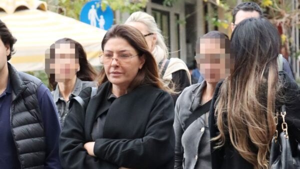 Η Έλενα Παπαρίζου άβαφη με γυαλιά στο κέντρο της Αθήνας