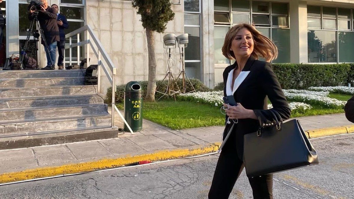 Η Ράνια Τζίμα με μαύρο κοστούμι