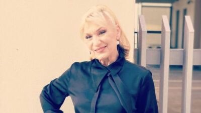 Η Σόφη Ζαννίνου ποζάρει στην κάμερα με χαμόγελο