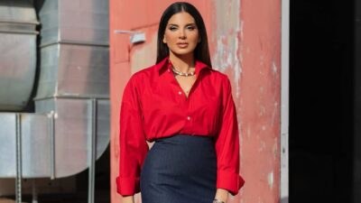 Η Σταματίνα Τσιμτσιλή με κόκκινο πουκάμισο