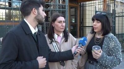 Η Super κική με την φίλη της εξω από το δικαστήριο