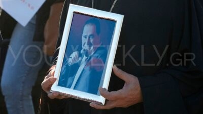 Φωτογραφία του Βασίλη Καρρά από την κηδεία του