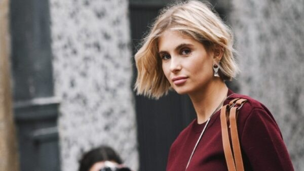 Φανταχτερά fashion items φοράει Γαλλίδα στον δρόμο
