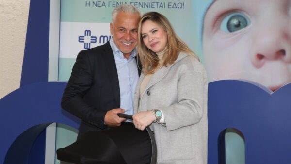 Ο Χάρης Χριστόπουλος και η Ανίτα Μπραντ έξω από το μαιευτήριο.