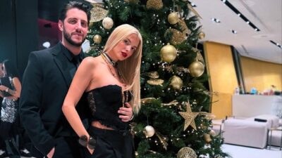 Η Κατερίνα Λιόλιου με τον Χάρη Παπατζάνη μπροστά στο στολισμένο δέντρο