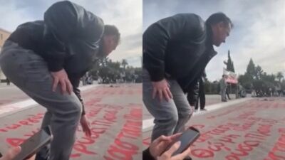 Ο Νίκος πλακιάς φιλάει τα ονόματα των κορών του στο σύνταγμα