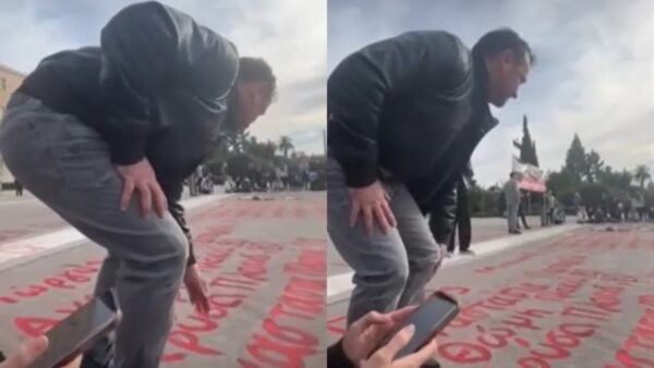 Ο Νίκος πλακιάς φιλάει τα ονόματα των κορών του στο σύνταγμα