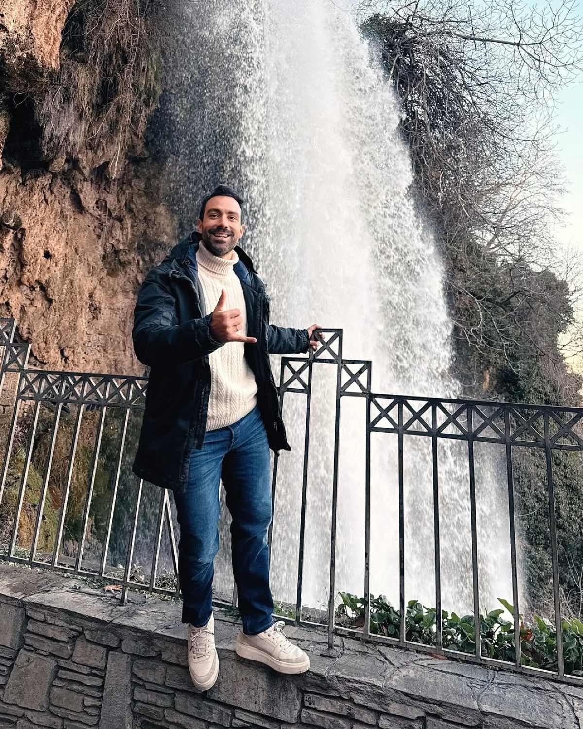 Ο Σάκης Τανιμανίδης μπροστά σε καταρράχτη