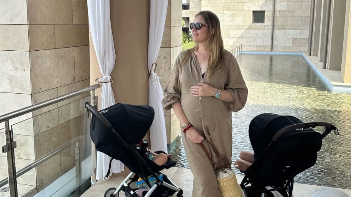 Η Ανίτα Μπραντ έγκυος στο τρίτο παιδί, με τα άλλα δύο σε καροτσάκια δίπλα της