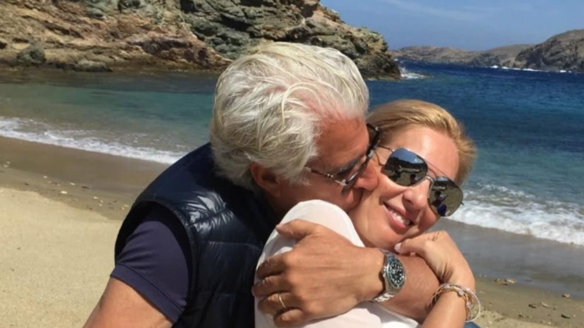 Ο Αντώνης Λυμπέρης και η σύζυγός του, Έλενα Μακρή, αγκαλιά στην παραλία