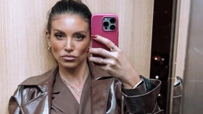 Η Αθηνά Οικονομάκου βγάζει selfie