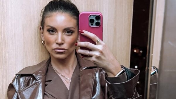 Η Αθηνά Οικονομάκου βγάζει selfie