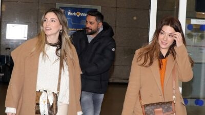 Η Αθηνά Οικονομάκου και η Βάσω Λασκαράκη στο αεροδρόμιο Ελευθέριος Βενιζέλος
