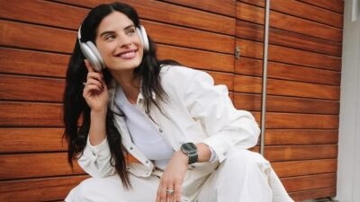 H Χριστίνα Μπόμπα με ακουστικά στα αυτιά