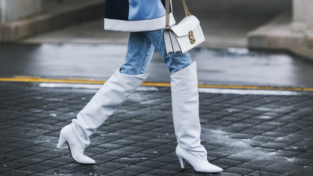 Σκισμένο τζιν και λευκές μπότες στο street style