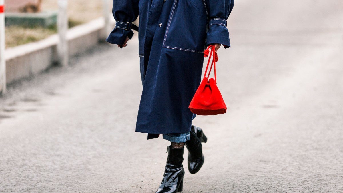 Τζιν καμπαρντίνα στο street style