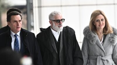 Ο Πέτρος Φιλιππίδης έξω από το Εφετείο με τους δικηγόρους του