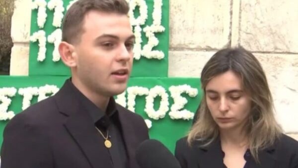 Τα εγγόνια του Μίμη Δομάζου στην κηδεία του.