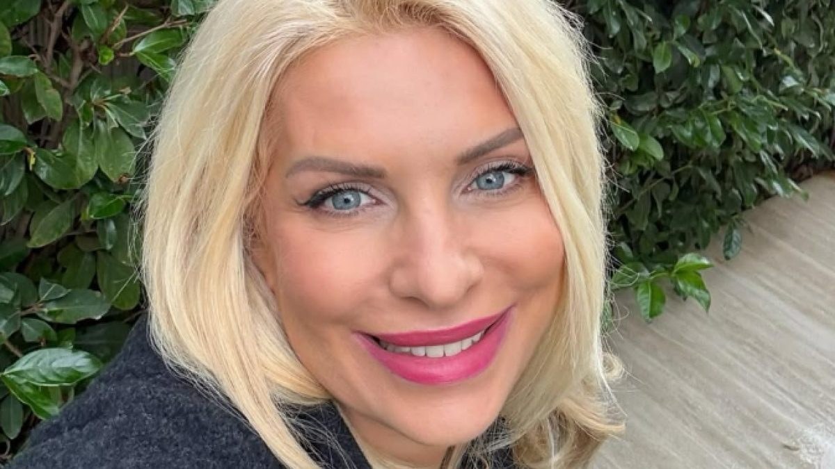 Η Ελένη Μενεγάκη χαμογελαστή με φούξια κραγιόν