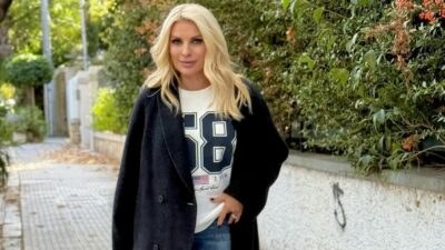 Η Ελένη Μενεγάκη σε βόλτα στην Κηφισιά