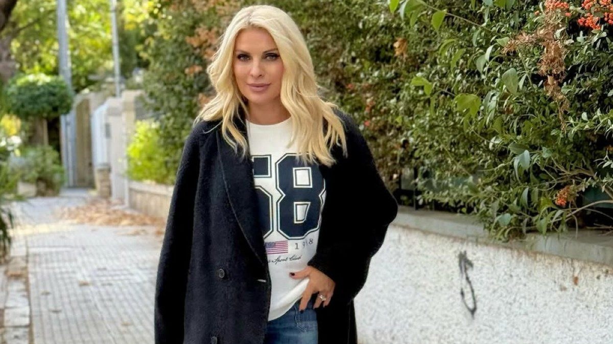 Η Ελένη Μενεγάκη σε βόλτα στην Κηφισιά