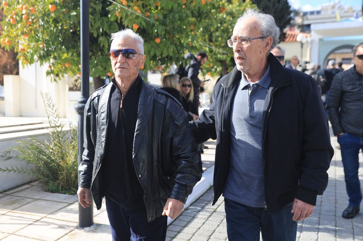 Ο γιος της Καίτης Γκρέυ, Φίλιππος Ηλιάδης στην κηδεία της.