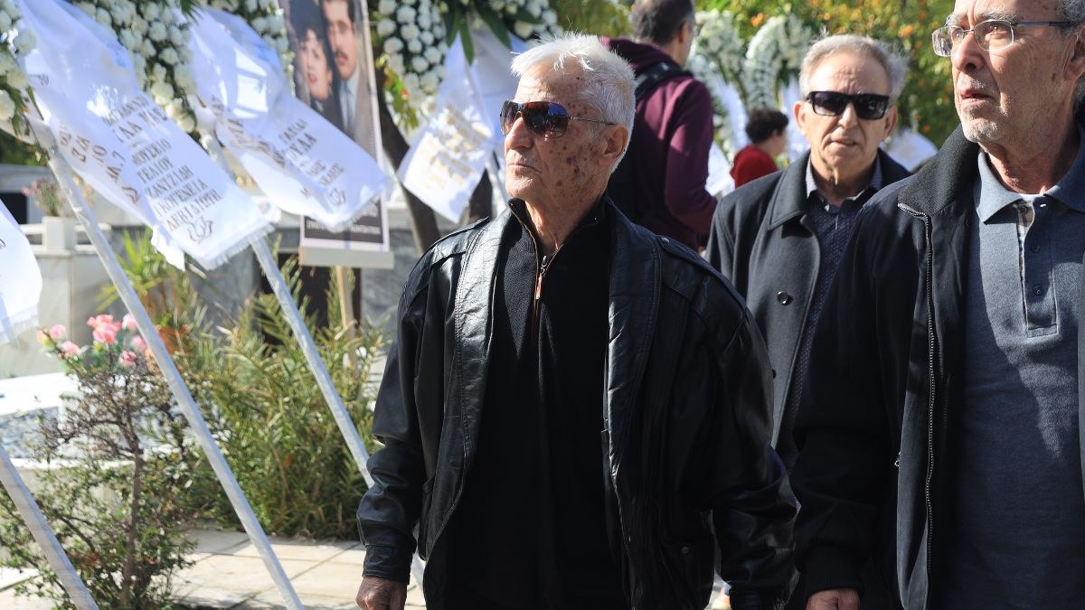 Ο γιος της Καίτης Γκρέυ, Φίλιππος Ηλιάδης στην κηδεία της.