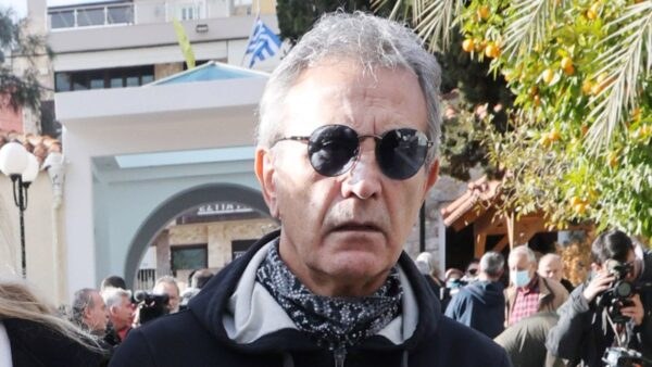 Ο Γιώργος Νταλάρας