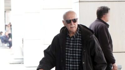 Ο Γιώργος Παπαδάκης με γυαλιά ηλίου στο αεροδρόμιο